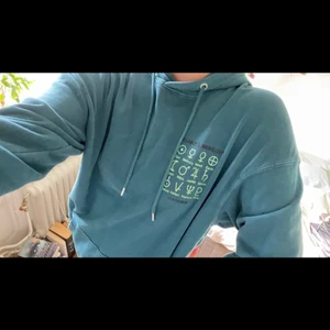 Hoodie - Superfin hoodie med coolt tryck<3 stor i storleken men sitter fint och passar till mycket❤️ köpare står för frakt