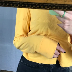 Gul tröja - Säljer denna snygga tröj ifrån Bik Bok! Köpt på secondhand men är i mycket bra skick! Strl M men passar bra på mig som brukar ha S. Perfekt med gult nu till hösten😍