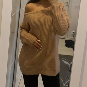 Stickad tröja  - Skicket är superbra, väldigt sparsamt använd. Den är k färgen beige. Storlek S