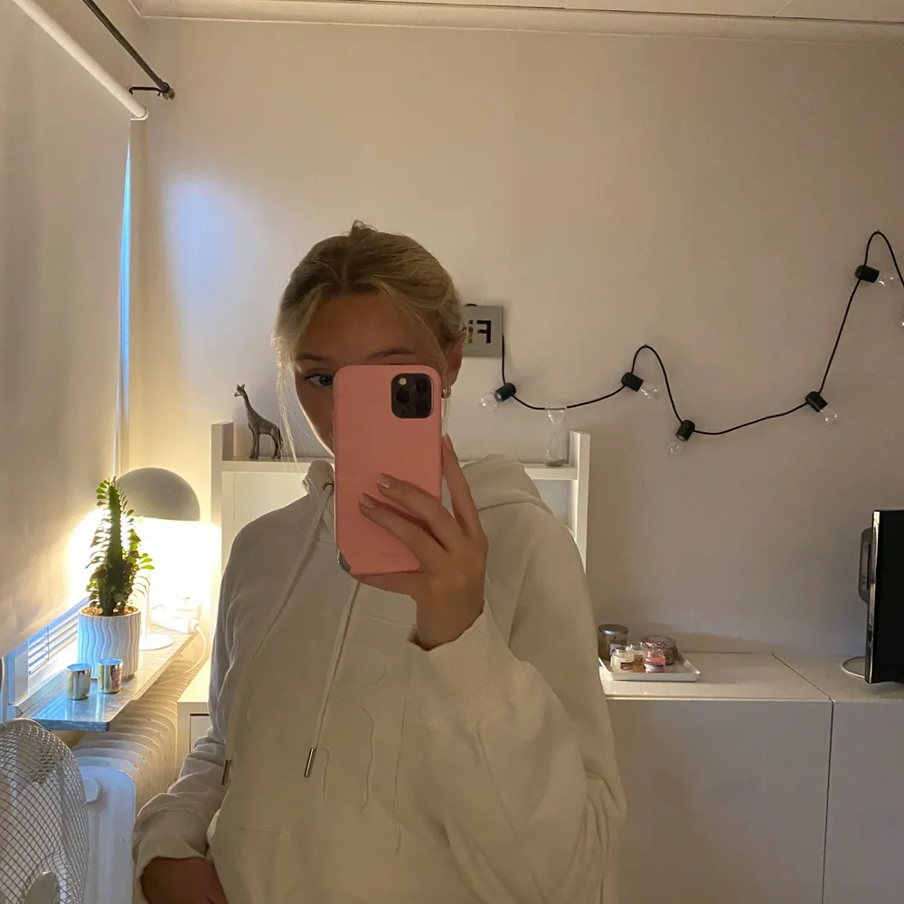 Fin vit hoodie från FILA. Ganska kort och går att dra ihop i midjan, storlek XS🥰 . Hoodies.