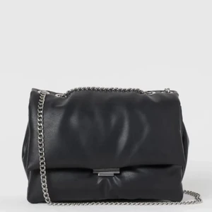 Väska - Axelremsväska som iprincip är ny!! Mellan storlek!! Får plats väldigt mycket i den! 😇