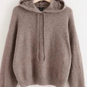 Stickad hoodie - Supersnygg stickad hoodie som är helt ny, aldrig använd!! Superskönt material, sticks absolut inte!! Storlek S🤎