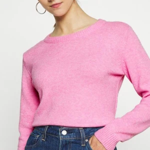 Stickad tröja  - Jättefin Oanvänd stickad tröja perfekt till vintern. Osäker om jag vill sälja så säljer endast vid bra bud. Jättemjukt och skönt matrika.