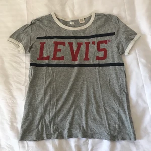 Levi’s tröja  - Jättesjuk och skön levi’s tröja i storlek S. Lite vintage inspirerad. Jättefint skick, helt utan slitage på tryck!😇