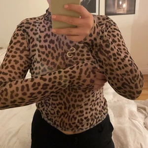 Leopard mönstrad polotröja - oanvänd polotröja i leopard mönster. Ganska transparant. Storlek XL men passar L och M!!