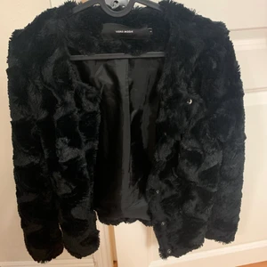 Jacka  - Svart pälsjacka, oanvänd 