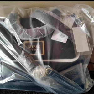 Guess  - Hej tänkte sälja väskan. Helt oanvänd, helt ny inga skador ingenting. Mellan.