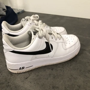 Nike air force 1  - Säljer mina air force 1 då dom inte kommer till användning, dom är i väldigt bra skick då dom inte är så använda. Storlek 38,5 säljer för 550 kr , nyskick 1200                                                                                                                
