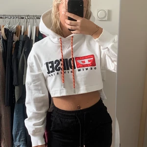 Diesel hoodie - Säljer denna croppade diesel hoodien. Den är lite längre baktill och har en stor luva. Den är använd 1 gång så är som ny! Nypris ca 1300🤍 storlek S