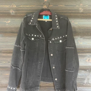 Jeansjacka  - Säljer min coola jeansjacka med nitar som tyvärr har blivit för liten. Jackan är i storlek xs från twintip. Jackan är i bra skick och är normal i sin storlek. Priset är i exklusive frakt💛