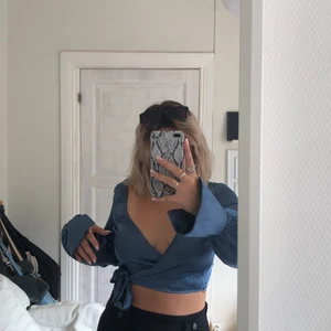 Basma & Merna x NA-KD, blus stl 40 - Lyxig och snygg blå nyanserad blus från influenser kollektionen Basma & Merna på NA-KD. Blusen är i stl 40 men är liten i storleken. Endast använd en gång. OBS‼️ Köparen står för frakten, som ej är inkluderad i priset😊