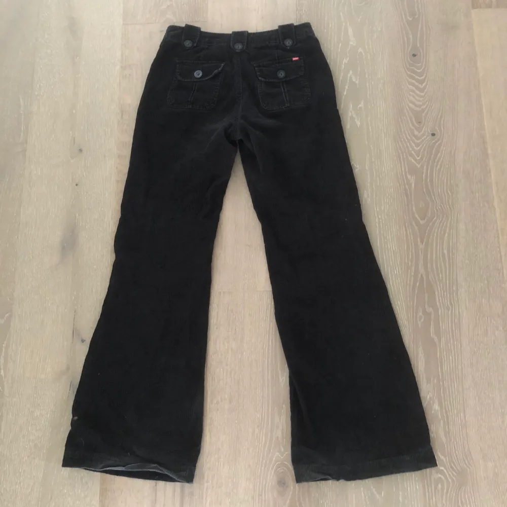 assnygga manschester byxor, midjemått (mätt rakt över) 39cm, innerbensmått 84 cm , är 170cm ish och dom hänger ner till fötterna, lite högmidjade . Jeans & Byxor.