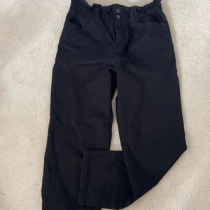 Jeans - Jätte fin mom jeans🖤✨ sitter jätte bra. Har använt några gånger✨ fint skick. Passade mig med storlek 146 ungefär. 💞 kommer fint packeterat. Tvättad innan<3 köppt för 200