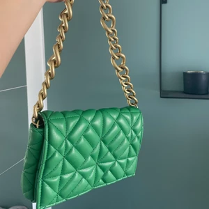 Väska från Zara - En väska från Zara i nästintill nyskick. Skriv till mig vid frågor eller fler billder. Skriv era bud i kommentarera och avslutas 20.00 onsdag 22/9 💕