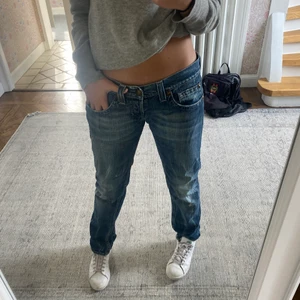 Lowrise jenas - Skitsnygga vintage lowrise jeans från guess. Storlek M men passar 36, midjemått ca 90. Passar mig som vanligtvis har 36 i jeans. STARTBUD: 180kr
