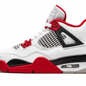Jordan 4 NYA  - beställde fel storlek, är 41, fick 38,5. Box medföljer 