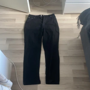 Svarta jeans från NAKD - Säljer dessa oanvända snygga jeansen från NA-KD! Anledningen varför jag säljer dessa är då dom är för stora för mig. Har ett par i en mindre storlek och det är mina favorit jeans. Kan kolla frakt vid intresse!