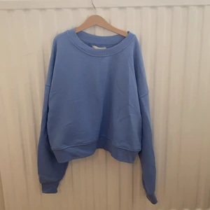 Pull&bear sweatshirt i strl M/S/XS - Den helt oanvänd och säljer den då jag aldrig använder den. Det står att den är i strl m men skulle säga att den är S/XS.