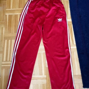 Adidasbyxor  - Jätte snygga Adidasbyxor som är röd/orange. De är köpa här på Plick men de var för små i låten på mig. 