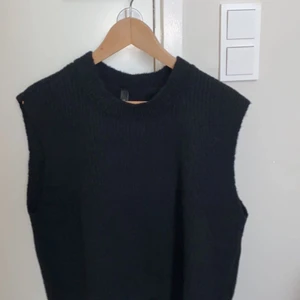 Svart väst - En svart väst köpt för ett år sen men endast använd fåtal gånger. Den är inte så oversize så den passar allt från en S till en L beroende på önskad passform 