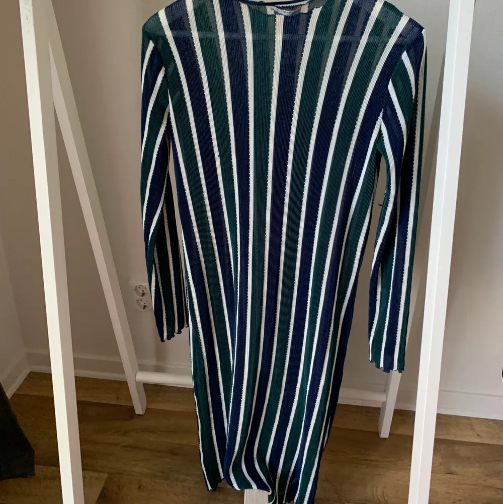 Blå/grön randig klänning från Zara storlek S. 100% polyester.  Inget att anmärka på. 50kr + frakt 66kr. . Klänningar.