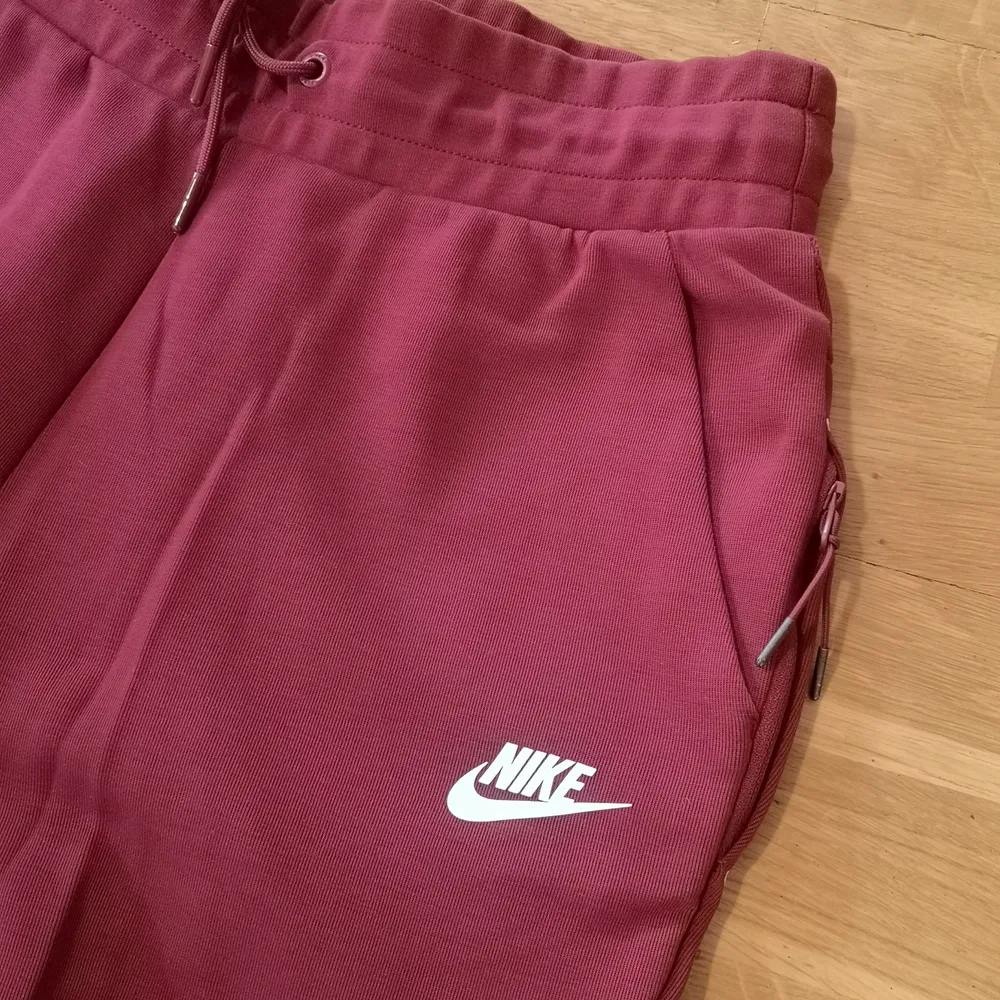 Supersköna och snygga kläder från Nike, har använt tröjan och byxorna som ett set. Är använt men i väldigt fint skick. . Hoodies.