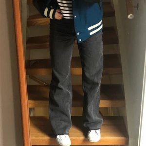 Zara jeans - Säljer dessa sjukt snygga och trendiga gråa jeansen från Zara!! Knappt använda och därmed i mycket bra skick! Såå snygg färg som passar perfekt nu till hösten😍