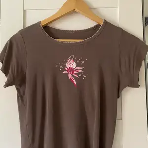 Brun T-shirt med rosa tryck💕