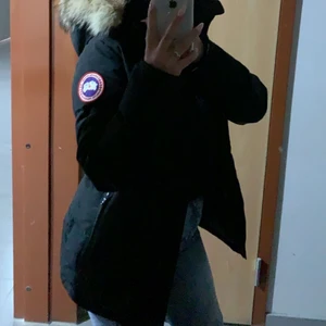 Canada goose (Chelsea parka) - BUDA GÄRNA HÖGRE, DE HÖGSTA BUDET FÅR JACKAN. Jag säljer nu min Canada goose för att den börjar bli lite för liten för mig, den är i väldigt bra skick. Är du intresserad så hör gärna av dig! 