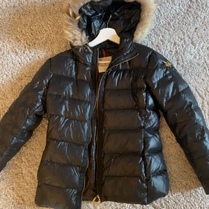  Moncler-jacka - Säljer min gamla Monclerjacka, Äkta. Lite sliten, därav priset