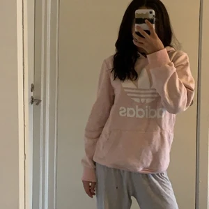 ROSA ADIDAS LUVTRÖJA💗💫💕 - Rosa luvtröja, inte äkta Adidas, passar väldigt bra och i väldigt mjukt skick och är i storlek L 💕💗🧚🏽‍♀️💫
