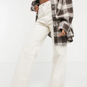 Beigea jeans - Svin snygga och assköna jeans från stradivarius i en beige färg. Säljer tyvärr nu då de blivit för små. Nypris ligger runt 300 någon stans där hittar inte de på hemsidan. Endast testade så helt som nya:)