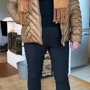 Gant, storlek L - Bra skick, använd en säsong. Storleken är normal. Kvaliteten är 90% dun och 10% fjäder. I jackan finns det en innerficka. PS halsduken av 30% cashmere kommer på köpet!!