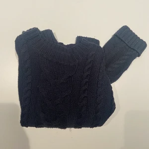 Stickad tröja - Säljer min fina marinblå stickade tröja från Zara som inte går att köpa längre. Säljer den för att jag har vuxit ur den. Det står att den är i storlek 152 och jag skulle säga att den är som en XS. Säljer den för 100 kr + frakt! Kontakta mig om du har frågor. 💞