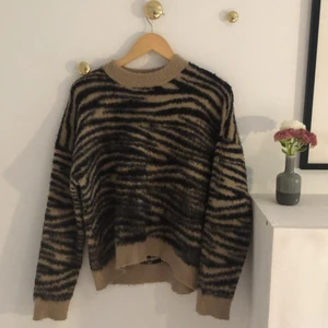 Cool zebra tröja från NA-KD - Stickad tröja I Storlek m. Gott skick!