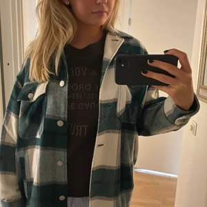 Höstjacka!!! - Säljer den här äldre jackan i st S/M, modellen från Zaras höstkollektion🤎Använd ca 5 gånger så är som nyskick men kommer tyvärr ej till användning! Det är en snygg och perfekt jacka nu i höst. Säljs ej i butik längre🤩Nypris 599 och säljer för 300kr🍁🤎Kan skicka fler bilder vid intresse! 