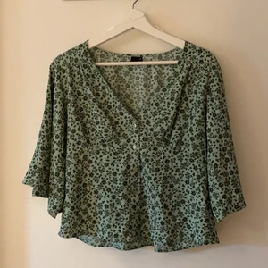 Ljusgrön blus  - Blusen går in i midjan för att markera midjan, ärmarna är trekvarts och luftiga, använda ett få tal gånger. Köparen står för frakt 