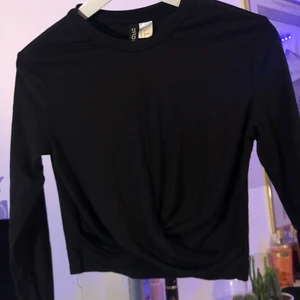 Hm tröja📦 - Tröja som är lite kortare med detalj från hm. Kan hämtas upp/mötas eller skickas💕köpare står för frakt.