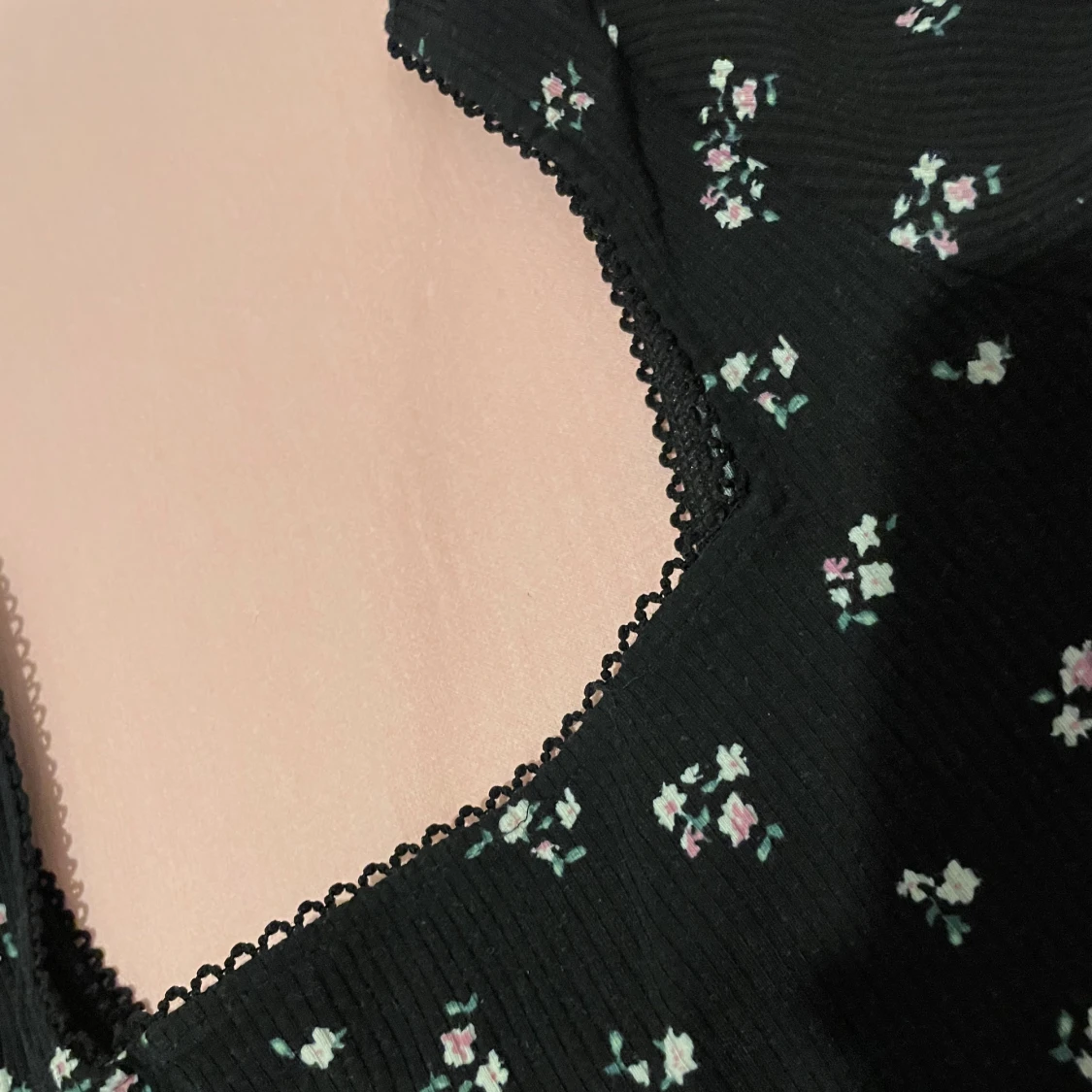 figurformad klänning i svart med blomdet - 90