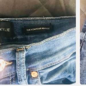 Stl 24 (34) superfina jeans. Finns 2 par jeans i samma. Inköpta i USA, märke från realityserien Kardashian. Systrana Kendall, Kylie