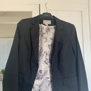 Svart second hand kavaj  - Använt några gånger. Köpt second hand och den är ganska så kort men sitter bra ändå ☺️
