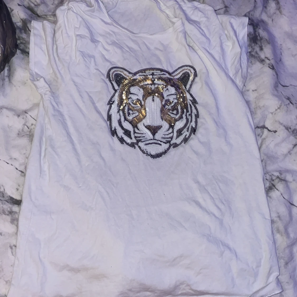 Vit tröja med lejon tryck i glitter