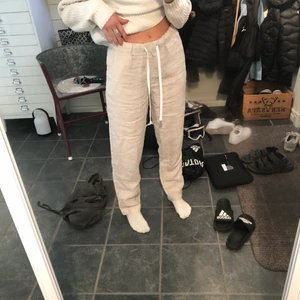 Linnebyxor  - Säljer dessa linnebyxor då dom aldrig använts och är därför i nyskick🤍 Byxorna köptes för 350kr                 Är många intresserade kan det blir budgivning:).                                                                   Jag är 170cm lång.                                                                Frakten kan vara antingen 48kr eller 66kr beroende paketets vikt och köparen står för frakten📦