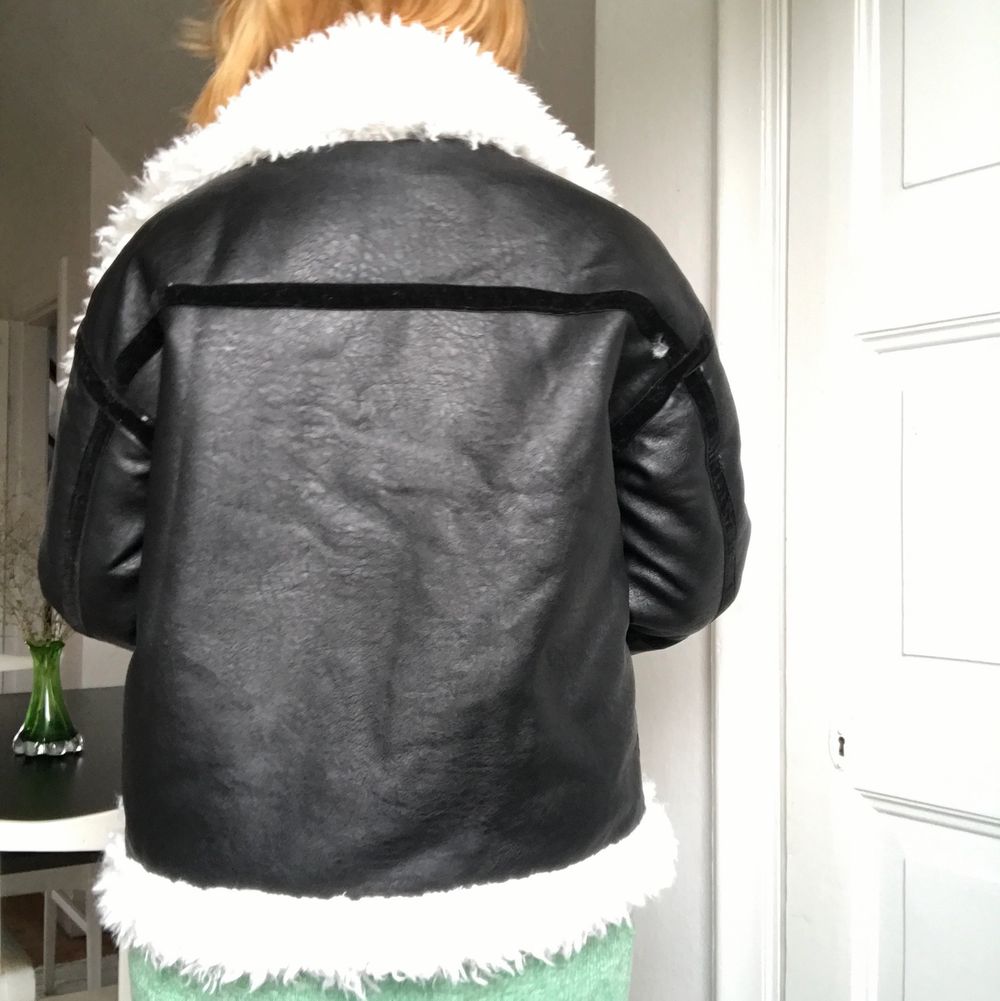 Helt ny, aldrig använd!! En superfin jacka men tyvärr inte riktigt min stil. Storlek M, men jag tror att den även skulle passa S! Jackan har slutats säljas och är därför svår att få tag på. Köpt för ca 900 kr! Taggen finns kvar!!!⚡️ . Jackor.
