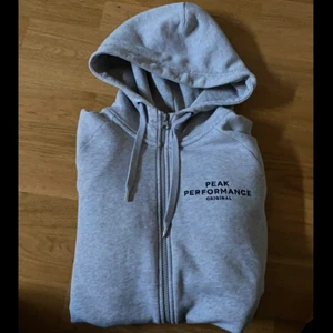 Peak Performance Zip Hoodie - Säljer min gråa Peak Performance Zip hoodie. Använd väl men inga defekter alls. Strl M men sitter bra på XS/S. Passar en L men då sitter den ganska tight. Nypris: 1100. Frakten på 29 kr tillkommer. 