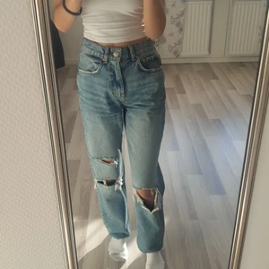Jeans - Sälje mina fina jeans pga av detta kommer inte till användning. De är storlek 32 och har hål. Jag är 160 och de är lite för långa men funkar super att bara vika in. Passar dig som är runt 160-168. Frakt tillkommer 