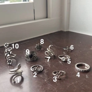 Unika ringar - 1st för 5kr.  Alla 10 för 40kr + 12kr frakt. Passar till small. Inte äkta silver. 