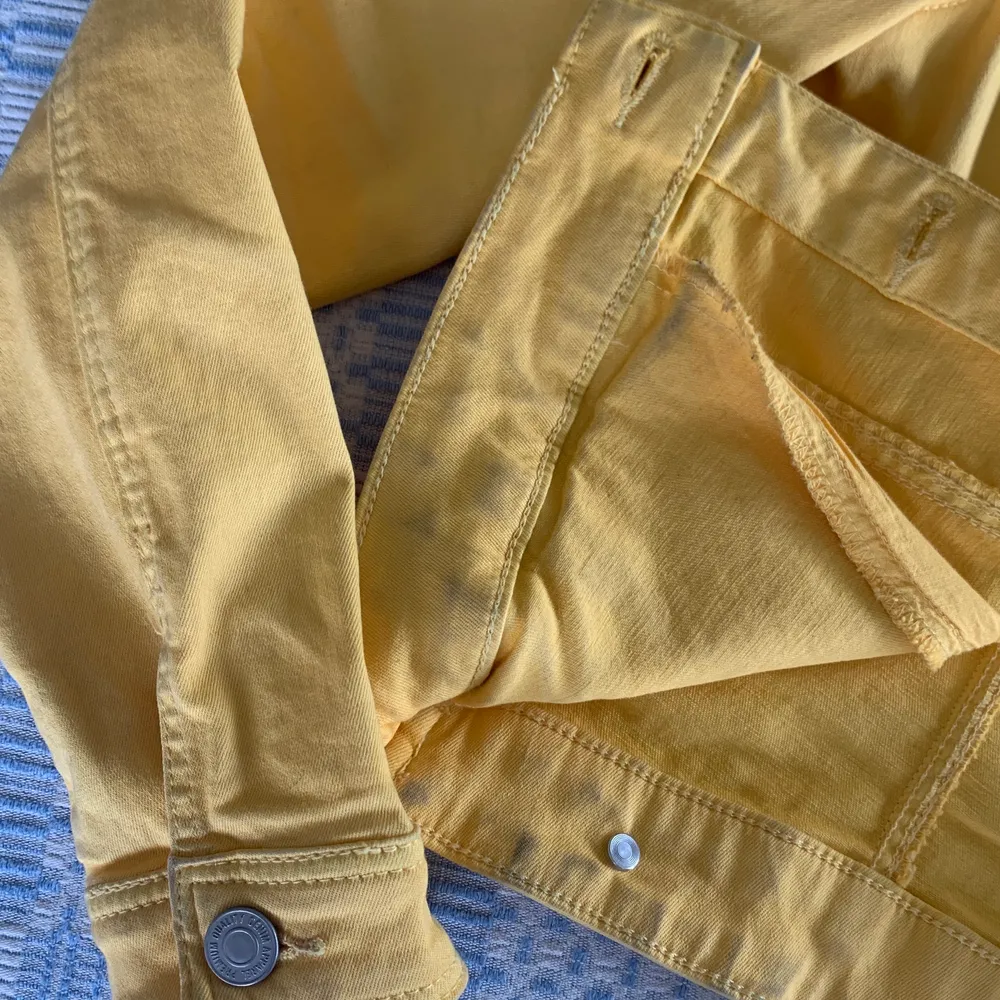 En gul jeansjacka från veromoda som endast är använd fåtal gånger. Den är i gott skick bara lite grå på insidan vid vissa sömmar men i övrigt så gott som ny. . Jackor.