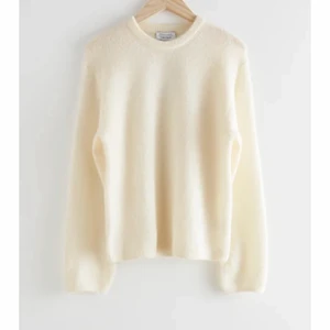 Fin stickad tröja från other stories - Säljer nu denna superfina stickade tröja från other stories. Har kanske använt den 5 gånger, den är i ett jättefint stickat material. Skriv privat för fler bilder! Strl xs men passar mig med vanligtvis M! Köp direkt för 550kr eller den med högst bud!!💓💓💓