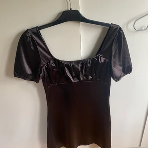 Klänning från H&M  - En helt oanvänd klänning från hm men lappen kvar. Storlek m 